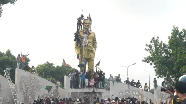 ২০২৪ সালের পাঁচই অগাস্ট ভাঙচুর করা হয় শেখ মুজিবুর রহমানের ভাস্কর্য