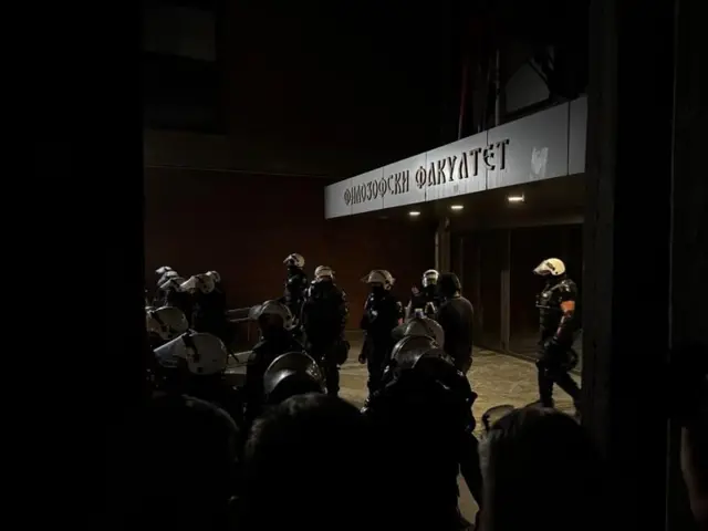 Policija ispred fakulteta