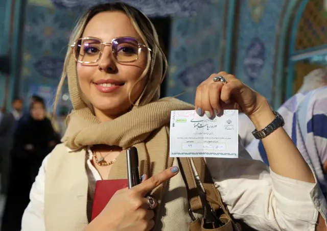 ناخبة تدلي بصوتها في الانتخابات الرئاسية الإيرانية 2024