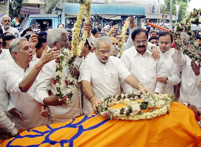 અમદાવાદમાં ભાજપની ઑફિસની બહાર હરેન પંડ્યાને શ્રદ્ધાંજલિ આપી રહેલા નરેન્દ્ર મોદી, અરૂણ જેટલી અને વૈંકેયા નાયડુ, તસવીર: સેમ પંથકી