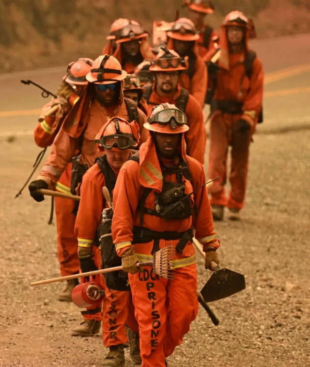 캘리포니아 마리포사 화재를 진압하기 위해 소집된 소방관들