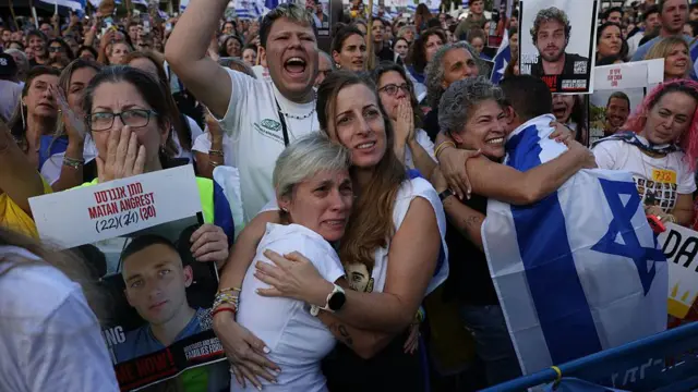 Reaksi warga Israel saat sejumlah sandera dibebaskan pada Senin, 13 Oktober 2025.