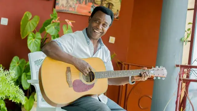 Ngabo Leonce afise igitari