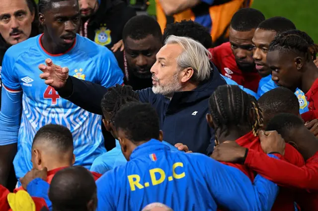 Le sélectionneur de la République démocratique du Congo, Sébastien Desabre, s'adresse à ses joueurs avant le début des prolongations lors du match des huitièmes de finale de la CAN 2025 contre l'Algérie au stade Prince Moulay El Hassan de Rabat, le 6 janvier 2026. 