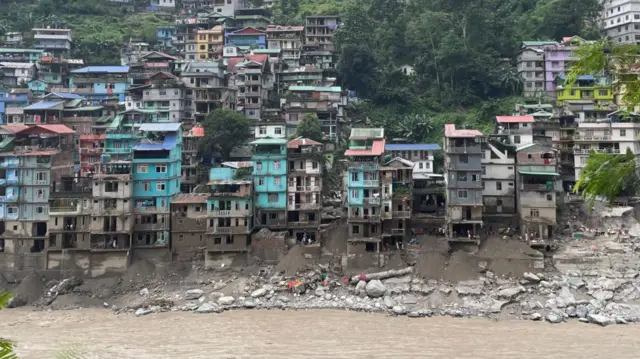 नदी के उस पार बने घर