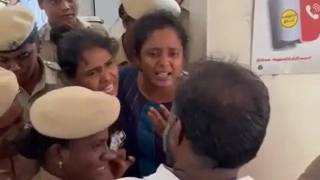 தனது கையை பெண் காவலர்கள் உடைத்துவிட்டதாக பெண் வழக்கறிஞர் ஆர்த்தி தெரிவித்துள்ளார்.