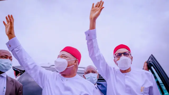 Aarẹ Buhari ati gomina Uzdinma ti ipinlẹ Imo n juwọ