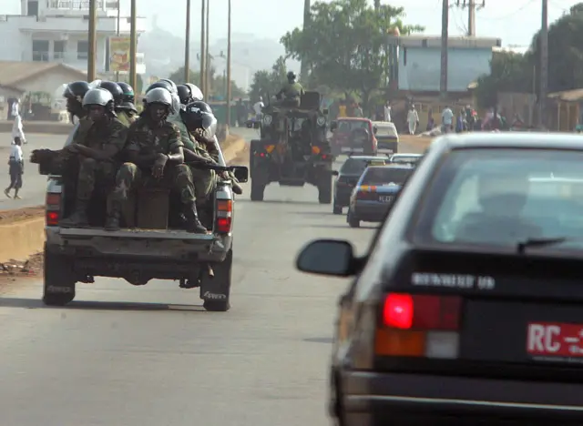 Véhicules militaires sur une route de Conakry (archives).