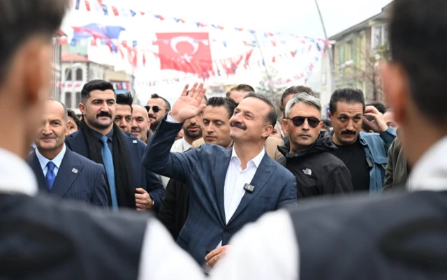 Yavuz Ağıralioğlu kalabalık halkın arasında etrafını selamlıyor