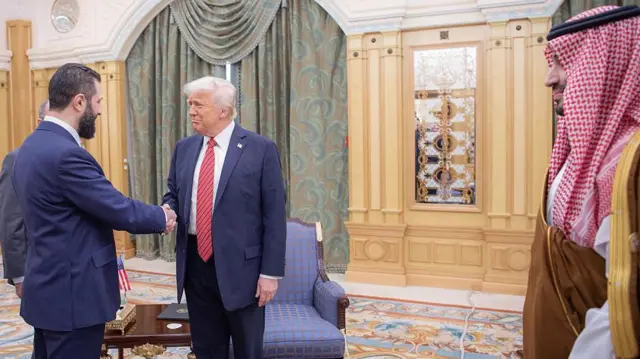 أحمد الشرع وظهره للكاميرا يصافح دونالد ترامب المبتسم في غرفة مزخرفة بحضور ولي العهد السعودي محمد بن سلمان 