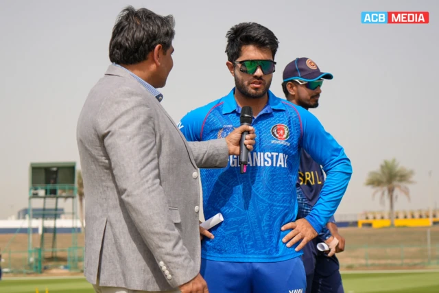 له لوبې وړاندې او وروسته لوبډلمشر عمومآ د کامنټېټر پوښتنو ته ځوابونه وايي