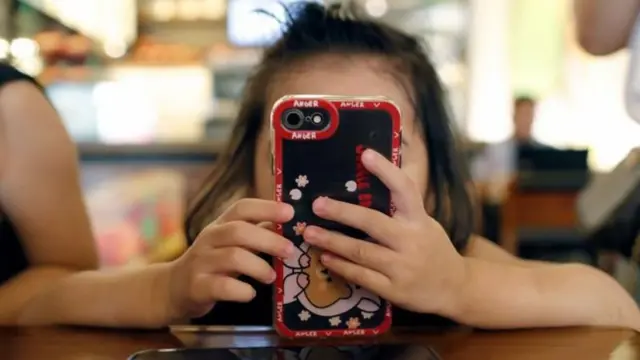 पोलिसांच्या म्हणण्यानुसार, मुलींकडून त्यांचे फोन काढून घेण्यात आले होते.