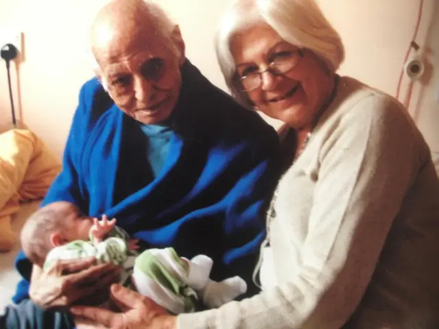 نوئل سیموئل مارٹن برق کی گود میں