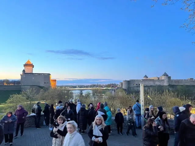 Нарва и Ивангород, Эстония и Россия разделены всего ста метрами реки Нарвы