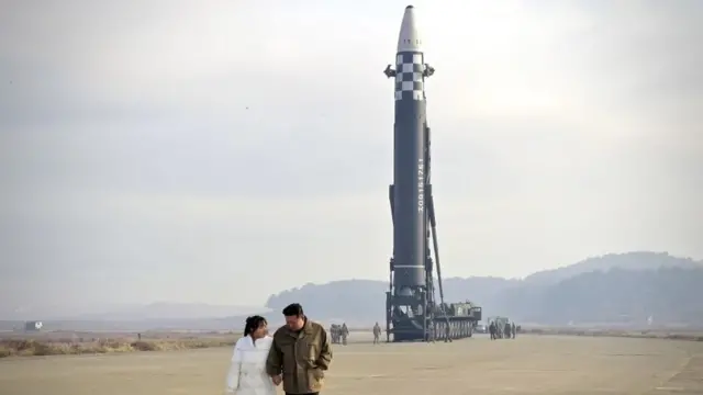 Kim Jong Un ubu arafise ibirwanisho ruhonyanganda vy'ubumara bishobora gushikira ibisagara vya Amerika 