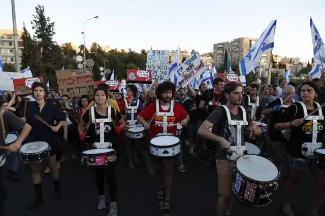 متظاهرون يقرعون الطبول في مسيرات حاشدة في إسرائيل