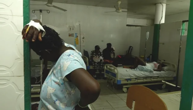 Des patients dans une salle d'hôpital