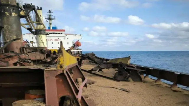 Фото з судна, яке перевозило зерно, і в яке влучила ракета