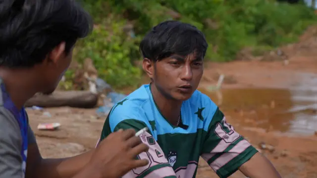 Arman Zebua bersama empat kawannya mencari pertolongan untuk menyelamatkan keluarga mereka, termasuk puluhan pengungsi yang terjebak di tengah hutan.