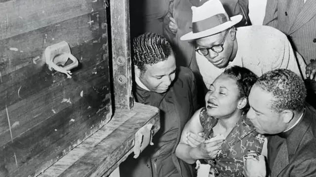 Maime, la mère d'Emmett Till, tombe à genoux en recevant le corps de son fils assassiné.