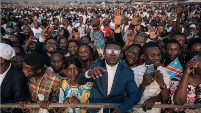 Crowd to see Pope's mass
