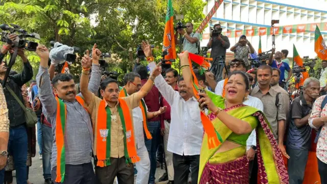 महाराष्ट्र में जीत के बाद जश्न मनाते भाजपा कार्यकर्ता 