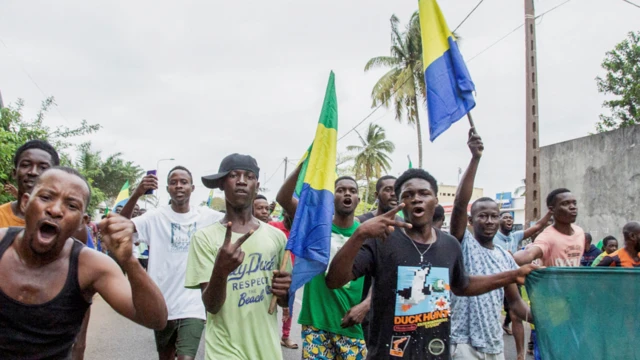 مواطنون مناصرون للانقلاب يحتفلون في شوارع الغابون