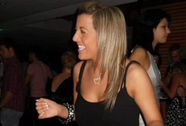 Leann sorrindo enquanto se diverte em festa