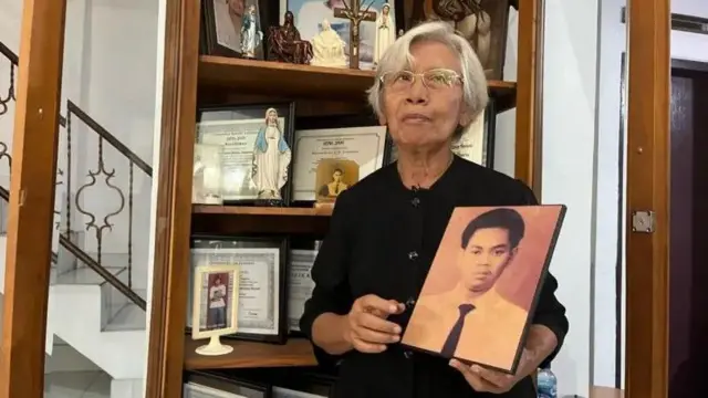 Sumarsih menunjukkan foto anaknya yang menjadi korban Tragedi Semanggi I pada November 1998. 