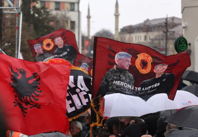 zastave sa likom Hašima Tačija u Prištini