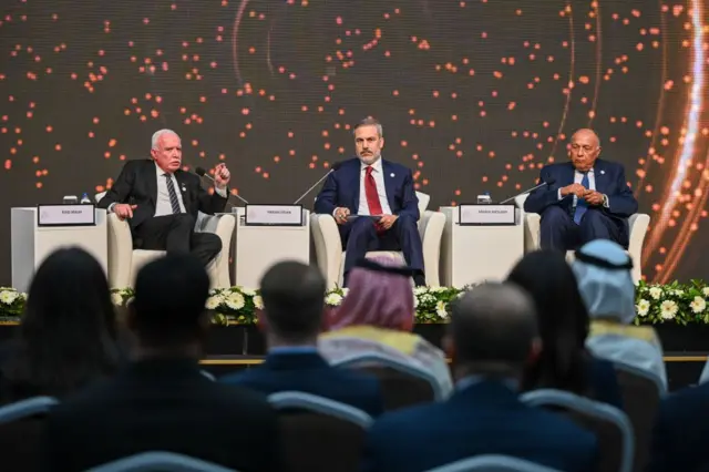وزير الخارجية المصري سامح شكري (يمين) ووزير الخارجية التركي هاكان فيدان (وسط) ووزير الخارجية الفلسطيني رياض المالكي في منتدى أنطاليا الدبلوماسي