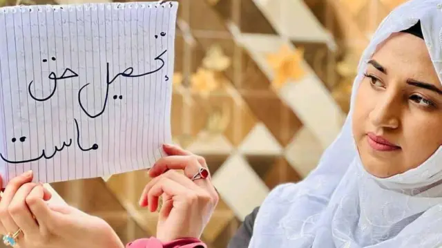 نویدا در اعتراضات زنان افغان برای ادامه تحصیل شرکت میکند. او نوشته است “تحصیل حق ماست”