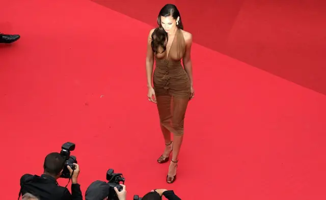 Bela Hadid u delimično providnoj haljini na 77. Filmskom festivalu u Kanu