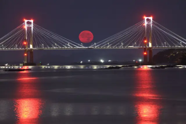 Lua  avermelhada sobre ponteVigo, Espanha