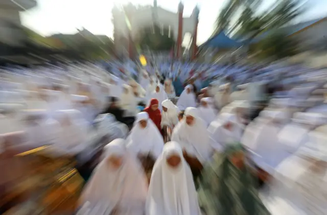 Jamaah Tarekat Syattariyah bersiap melaksanakan salat Idulfitri 1445 Hijriah di halaman Masjid Syaikhuna Habib Muda Seunagan Desa Peuleukung, Seunagan Timur, Nagan Raya, Aceh, Senin (08/04).