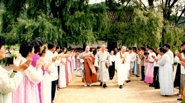 උතුරු කොරියාවේ ප්‍යොංයැංහි ඩේසොං දිස්ත්‍රික්කයේ පිහිටි ගොගුර්යෝ යුගයට අයත් බලකොටුවක් වන ඩේසොංසන්සොං බලකොටුවේ ග්වාන්ග්බෙයෝප්සා විහාරස්ථානයේදී උතුරු කොරියානු වැසියන් සහ මග පෙන්වන්නන් කොරියානු චෝග්‍ය නිකායට අයත් භික්ෂූන් පිළිගනිමින්