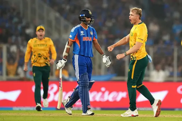 ભારત અમદાવાદની મેચ કેમ હાર્યું, અભિષેક શર્મા ફરી નિષ્ફળ, જસપ્રીત બુમરાહ, પાવરપ્લે, ભારત દક્ષિણ આફ્રિકા મેચ, સુપર-8 રાઉન્ડ, ટી20 વર્લ્ડકપ, અમદાવાદ ટી20 મેચ, બીબીસી ગુજરાતી 