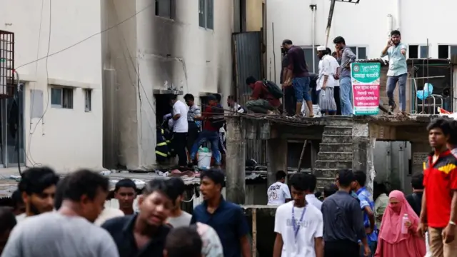 ढाकास्थित माइलस्टोन कलेजमा सेनाको विमान ठोकिएपछि उद्धारमा खटेका दमकल कर्मचारी र स्वयंसेवकहरू