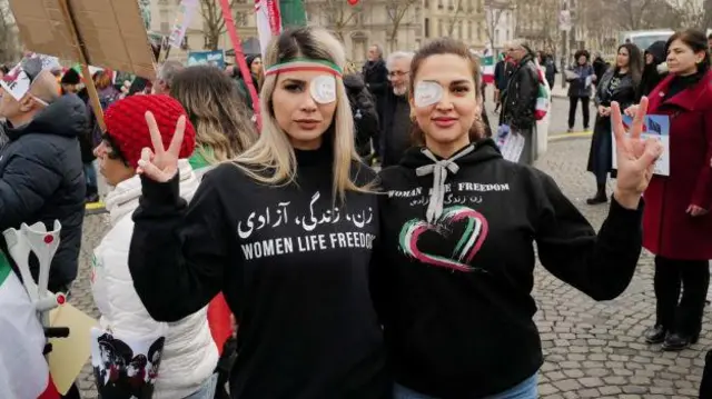 دو دختر در پاریس