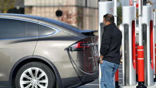 Tesla có thị phần xe điện lớn nhất và thường thuộc sở hữu của những người có thu nhập cao