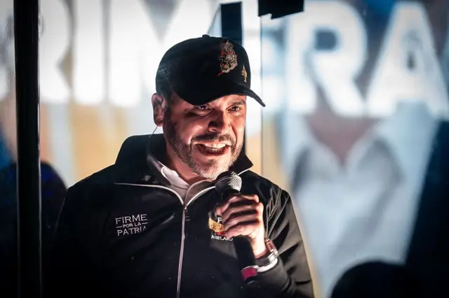 Abelardo de la Espriella habla con un micrófono en la mano durante un acto de campaña en Bogotá en mayo de 2026.