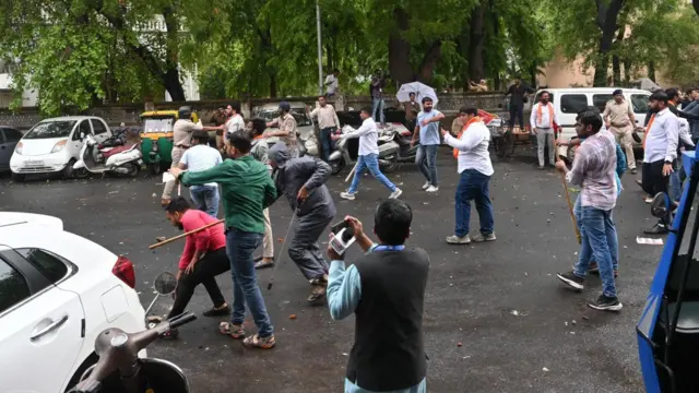 ભાજપ, કૉંગ્રેસ, અમદાવાદ, પથ્થરમારો