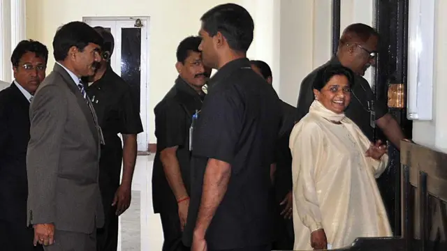 मायावती सुरक्षाकर्मियों से घिरी हुईं