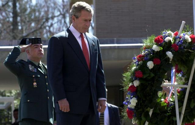 El presidente Bush ante la corona de flores que depositó en la embajada de España en Washington por las víctimas del 11-M
