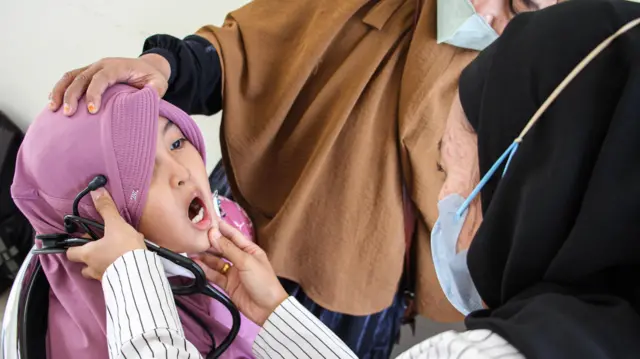 Dokter memeriksa kesehatan pasien bergejala Infeksi Saluran Pernapasan Akut (ISPA) di Puskesmas Kelurahan Pahandut, Palangka Raya, Kalimantan Tengah, Senin (4/9/2023).