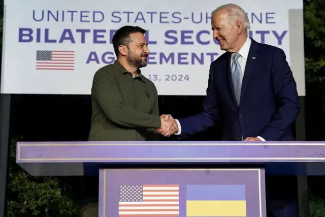 Зеленский и Байден во время подписания соглашения