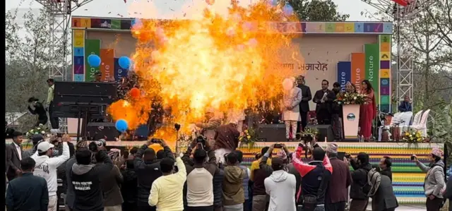 बलून पड्किएर ठूलो आगो बलेको दृश्य