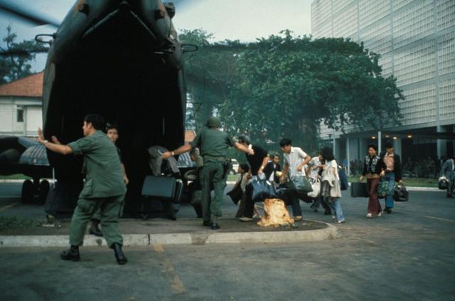 Người Mỹ lên một chiếc trực thăng bên trong Đại sứ quán Mỹ tại Sài Gòn để di tản