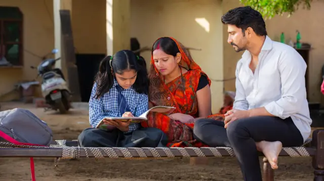 बच्चे के साथ मां-पिता