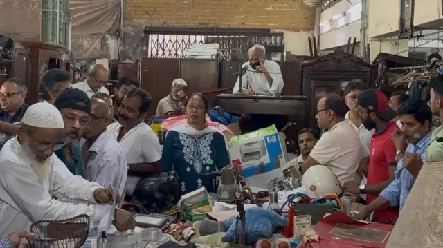 हर रविवार होने वाली नीलामी में सामान खरीदने आते हैं लोग